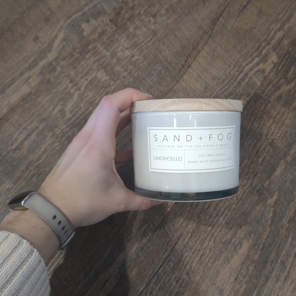 Sand + Fog soy wax blend large candle with wood lid, limoncello - Picture 4 of 5